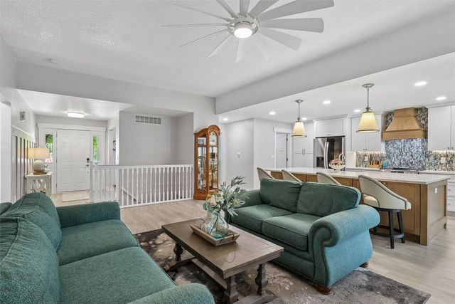 405 Plumwood Court SW, Altoona, IA 50009