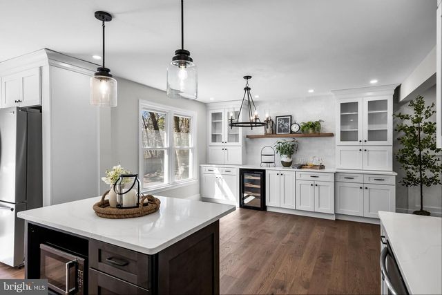 5 WOODS EDGE CT, Medford, NJ 08055