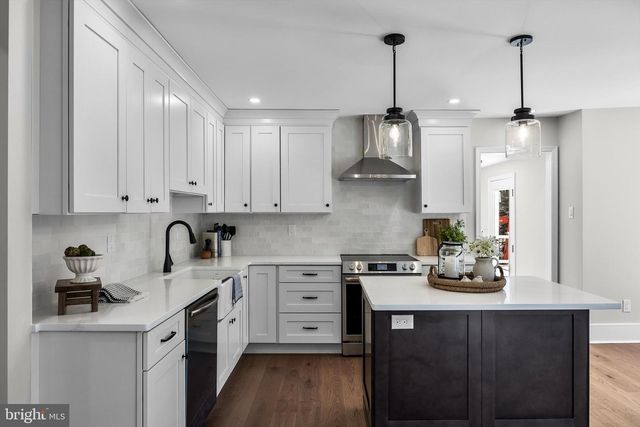 5 WOODS EDGE CT, Medford, NJ 08055