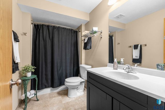 3904 W 93rd St Street, Sioux Falls, SD 57108