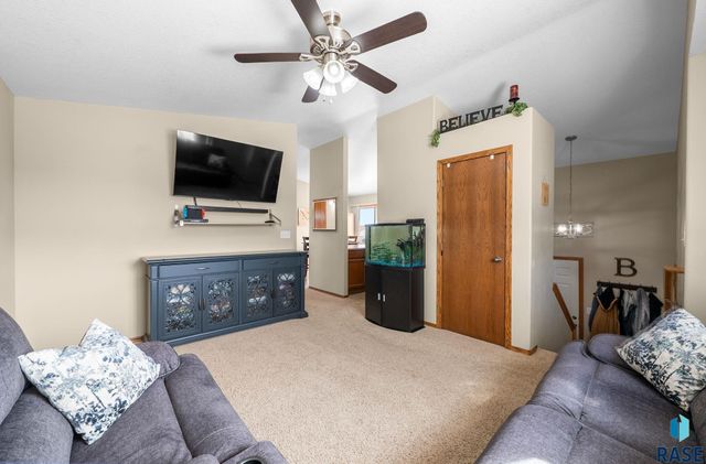 3904 W 93rd St Street, Sioux Falls, SD 57108