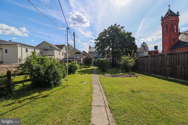 8 CARLISLE ST, New Oxford, PA 17350