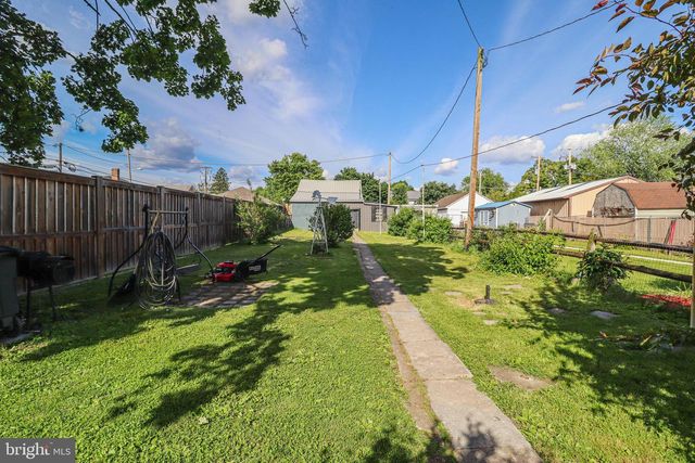 8 CARLISLE ST, New Oxford, PA 17350