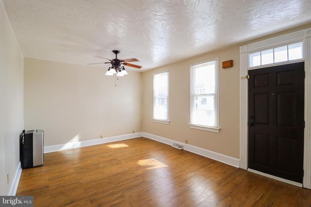 8 CARLISLE ST, New Oxford, PA 17350