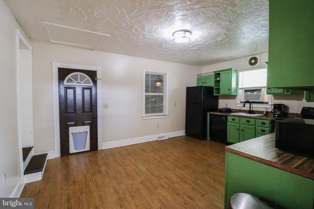 8 CARLISLE ST, New Oxford, PA 17350