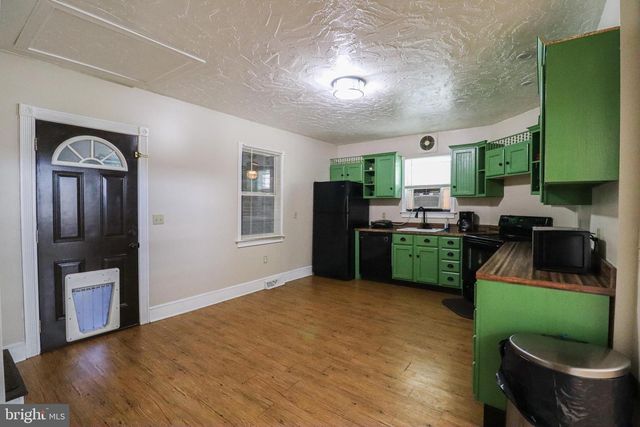 8 CARLISLE ST, New Oxford, PA 17350
