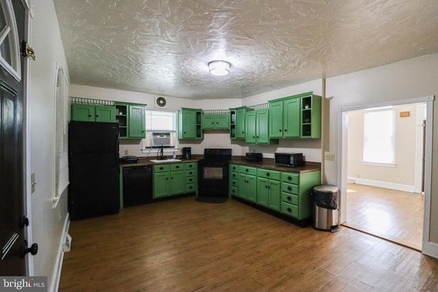8 CARLISLE ST, New Oxford, PA 17350