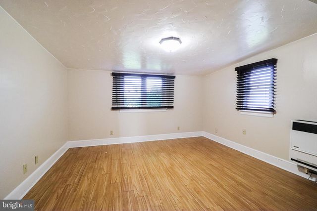 8 CARLISLE ST, New Oxford, PA 17350