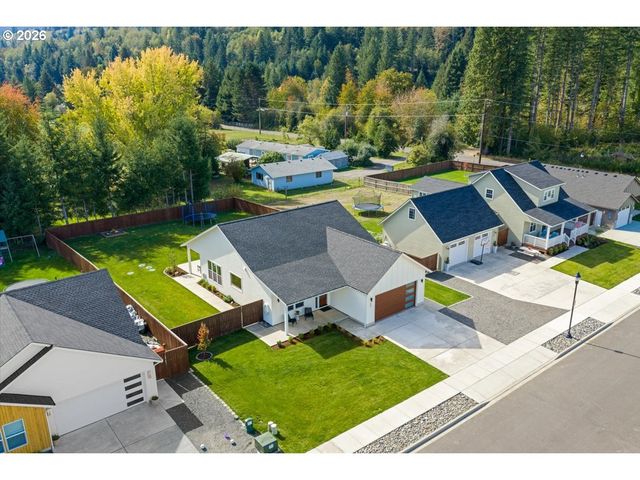 207 W OAK St, Yacolt, WA 98675