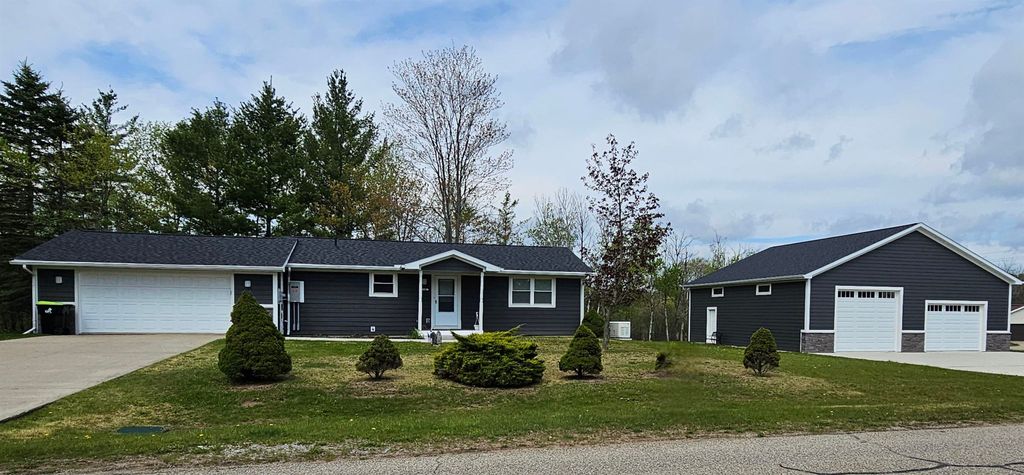 1990 Huntington Circle, Gladwin, MI 48624