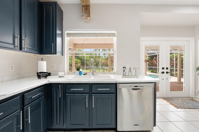 566 SW Saint Martins Cove, Port St Lucie, FL 34986