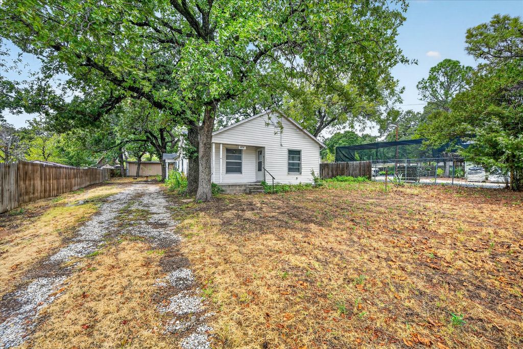 3009 Caddo Trail, Lake Worth, TX 76135