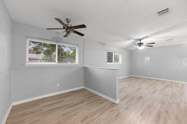 4802 Hannas Reef Drive, Bacliff, TX 77518