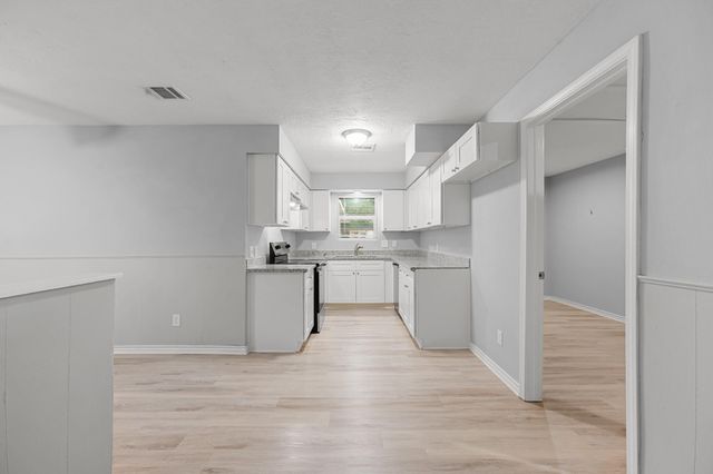 4802 Hannas Reef Drive, Bacliff, TX 77518