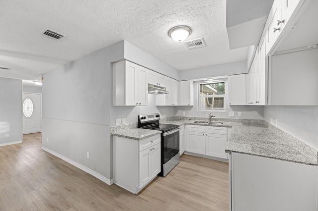 4802 Hannas Reef Drive, Bacliff, TX 77518