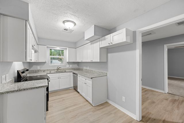 4802 Hannas Reef Drive, Bacliff, TX 77518