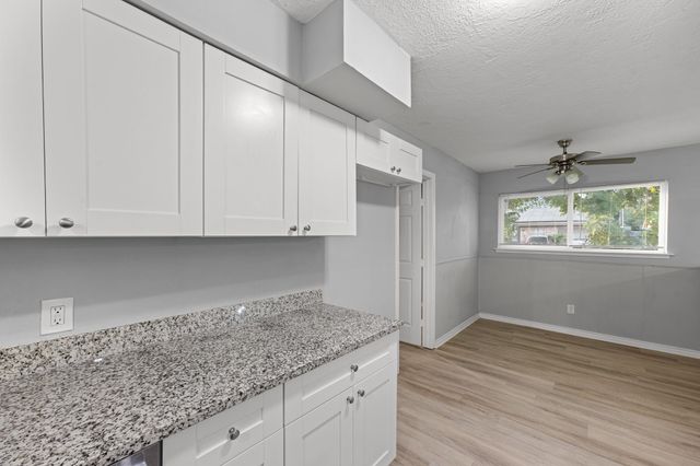 4802 Hannas Reef Drive, Bacliff, TX 77518