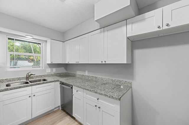 4802 Hannas Reef Drive, Bacliff, TX 77518