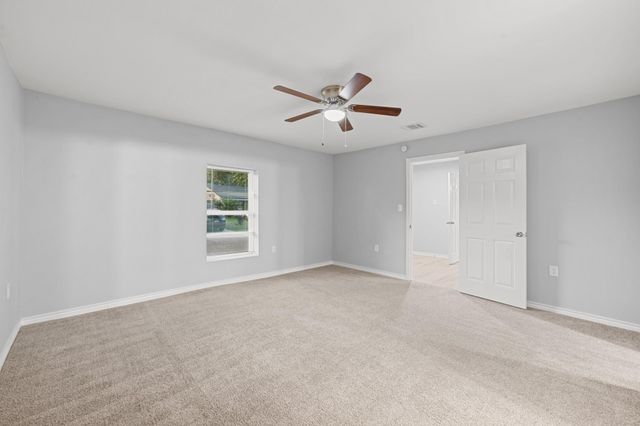 4802 Hannas Reef Drive, Bacliff, TX 77518
