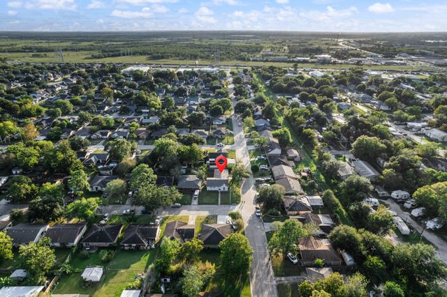 4802 Hannas Reef Drive, Bacliff, TX 77518