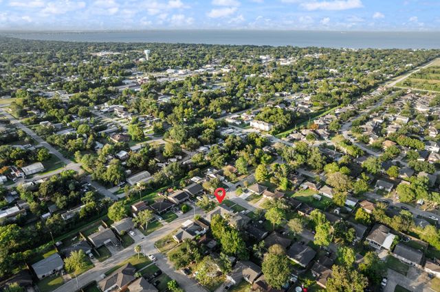 4802 Hannas Reef Drive, Bacliff, TX 77518
