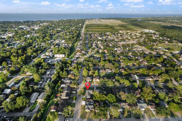 4802 Hannas Reef Drive, Bacliff, TX 77518