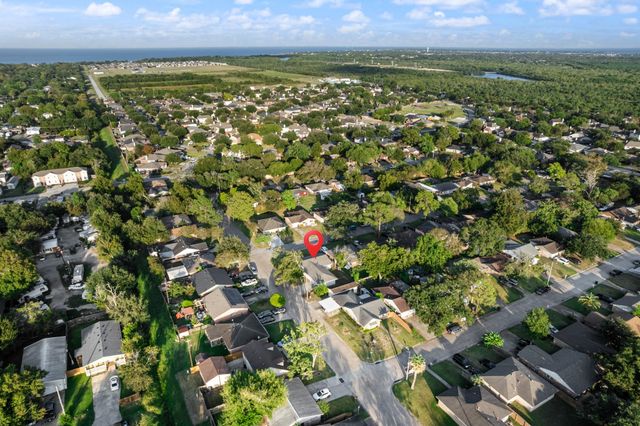 4802 Hannas Reef Drive, Bacliff, TX 77518