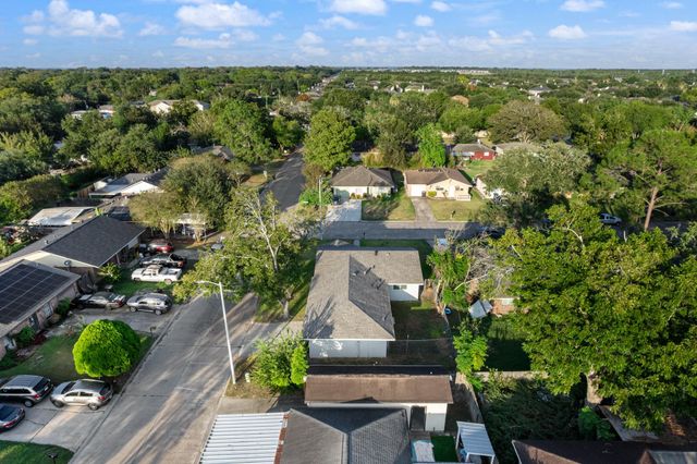 4802 Hannas Reef Drive, Bacliff, TX 77518