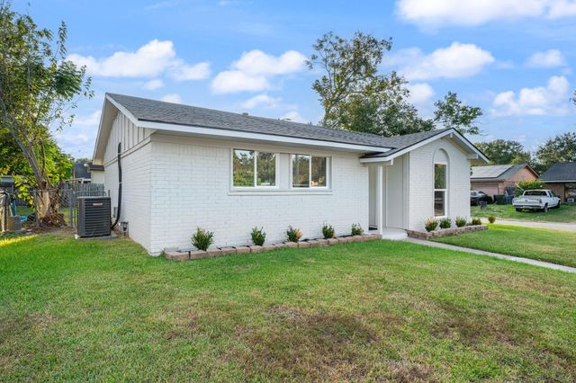 4802 Hannas Reef Drive, Bacliff, TX 77518