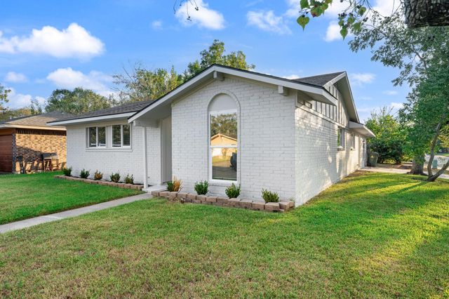 4802 Hannas Reef Drive, Bacliff, TX 77518