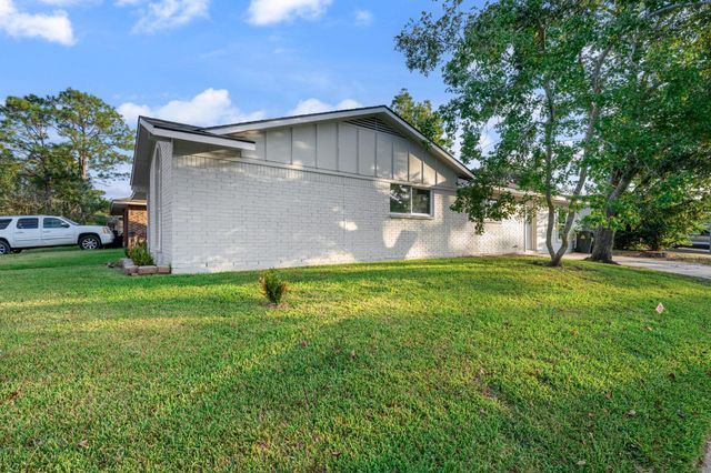 4802 Hannas Reef Drive, Bacliff, TX 77518