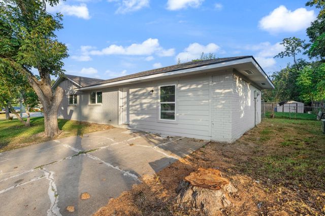 4802 Hannas Reef Drive, Bacliff, TX 77518