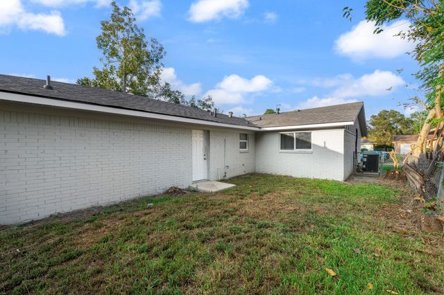 4802 Hannas Reef Drive, Bacliff, TX 77518
