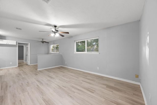 4802 Hannas Reef Drive, Bacliff, TX 77518