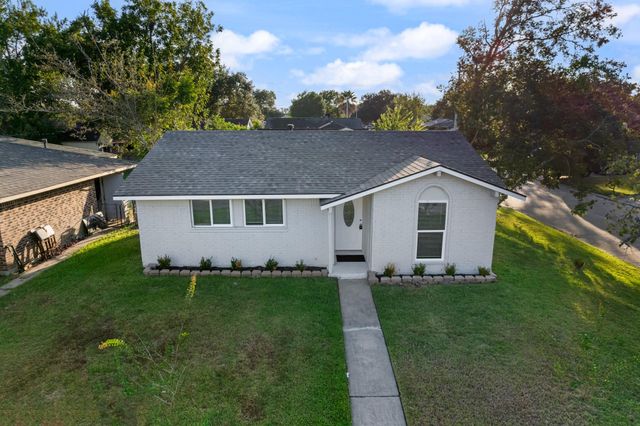 4802 Hannas Reef Drive, Bacliff, TX 77518