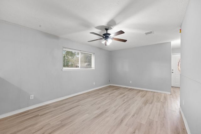4802 Hannas Reef Drive, Bacliff, TX 77518