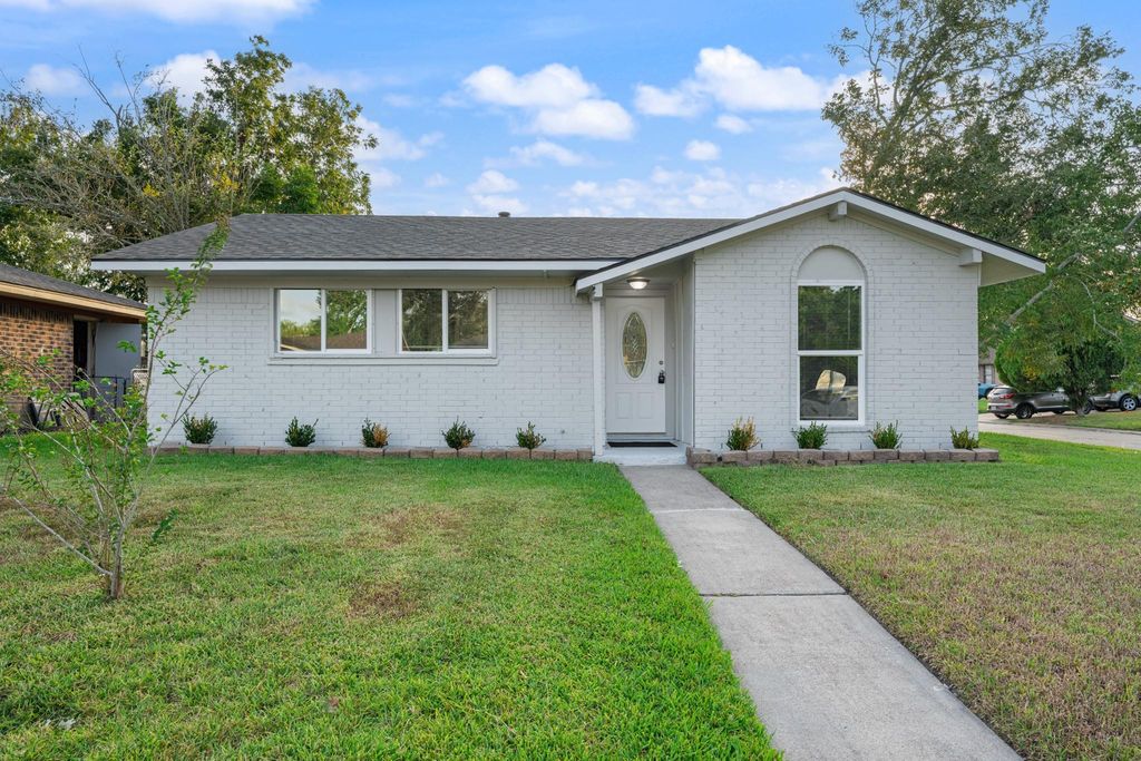 4802 Hannas Reef Drive, Bacliff, TX 77518