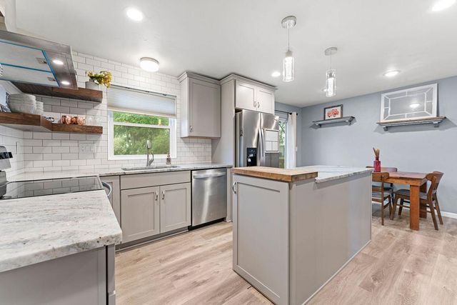 1001 FIELDCREST DRIVE, Menasha, WI 54952