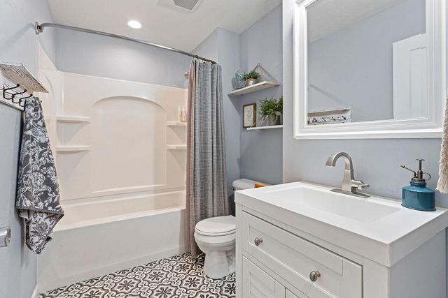 1001 FIELDCREST DRIVE, Menasha, WI 54952