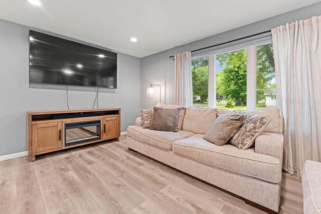1001 FIELDCREST DRIVE, Menasha, WI 54952