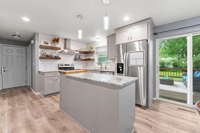 1001 FIELDCREST DRIVE, Menasha, WI 54952