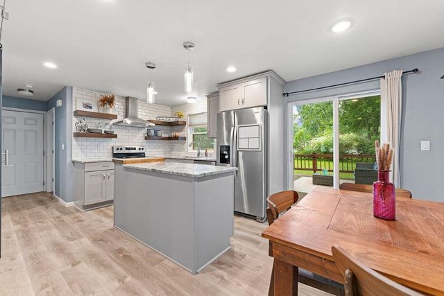 1001 FIELDCREST DRIVE, Menasha, WI 54952