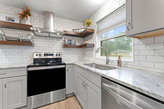 1001 FIELDCREST DRIVE, Menasha, WI 54952