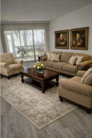 3524 Via Poinciana Apt 104, Lake Worth, FL 33467