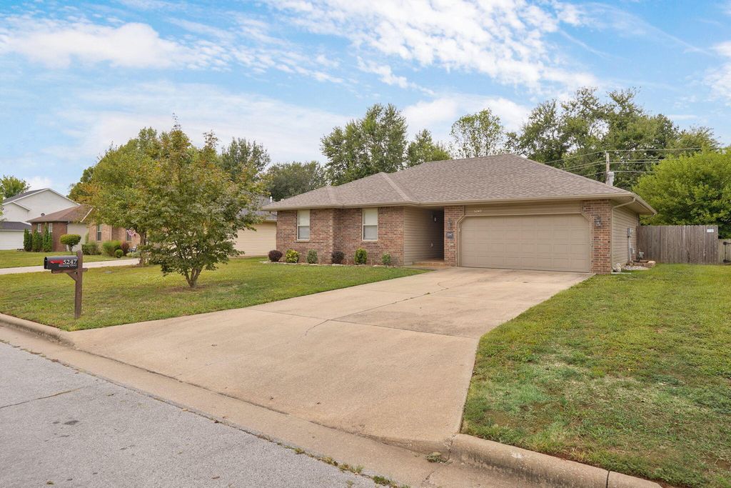 5247 S Morning Glory Lane, Battlefield, MO 65619