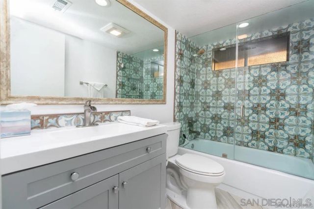 1060 America Way, Del Mar, CA 92014