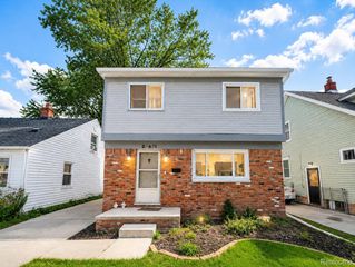 20471 Hollywood Street, Harper Woods, MI 48225