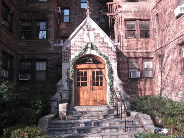 209 Garth Road 2M, Scarsdale, NY 10583