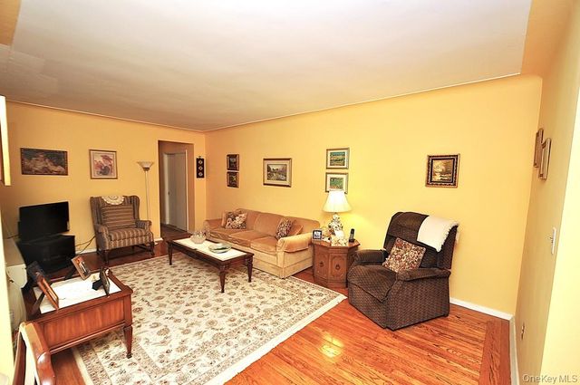 209 Garth Road 2M, Scarsdale, NY 10583