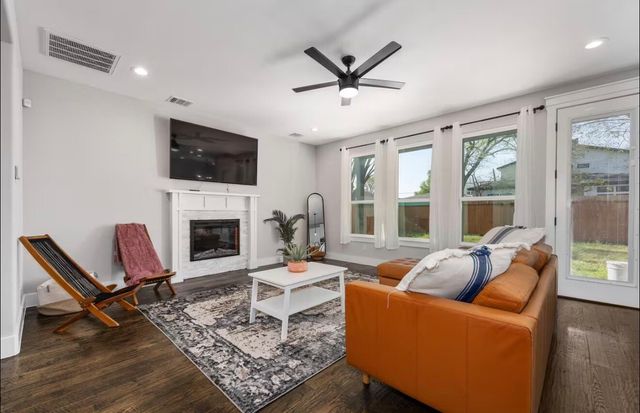 1942 Nomas Street, Dallas, TX 75212